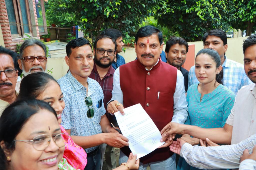 DrMohanYadav51's tweet photo. शासकीय महाविद्यालयों में कार्यरत सहायक प्राध्यापकों ने आज परिवीक्षा अवधि समाप्त किये जाने को लेकर ज्ञापन दिया। इस संबंध में उच्च शिक्षा विभाग द्वारा कार्यवाही प्रक्रियाधीन है।

@BJP4India @BJP4MP @ChouhanShivraj @vdsharmabjp @JansamparkMP @highereduminmp @EduMinOfIndia https://t.co/eCfKgfXcbp