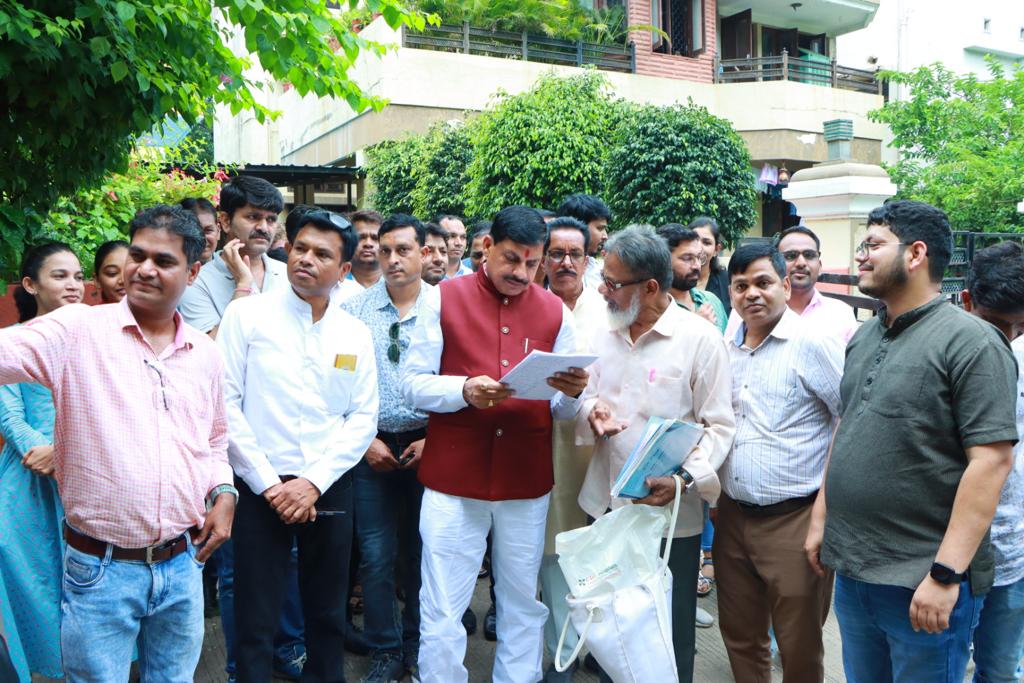 DrMohanYadav51's tweet photo. शासकीय महाविद्यालयों में कार्यरत सहायक प्राध्यापकों ने आज परिवीक्षा अवधि समाप्त किये जाने को लेकर ज्ञापन दिया। इस संबंध में उच्च शिक्षा विभाग द्वारा कार्यवाही प्रक्रियाधीन है।

@BJP4India @BJP4MP @ChouhanShivraj @vdsharmabjp @JansamparkMP @highereduminmp @EduMinOfIndia https://t.co/eCfKgfXcbp