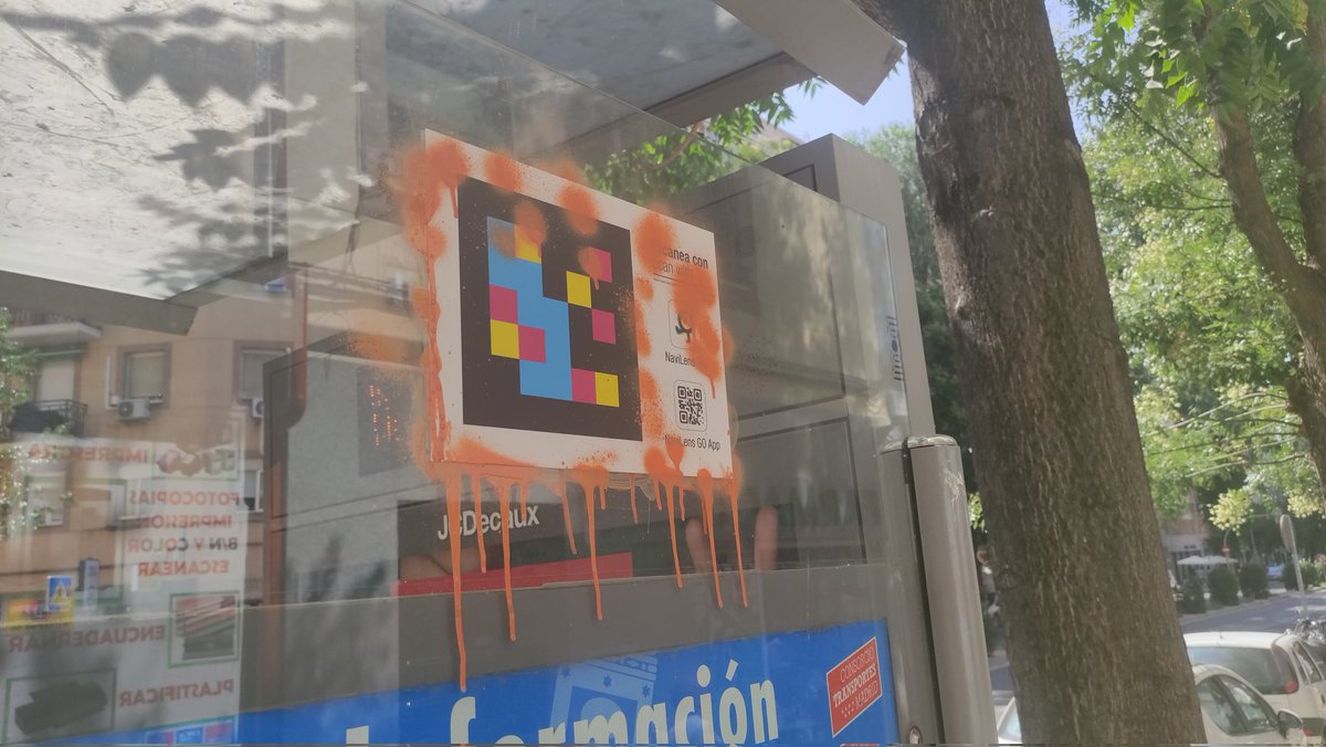 Estos códigos que han puesto en las paradas de transporte público de muchas ciudades son un sistema de guiado por el que personas invidentes pueden localizarlas y conocer los tiempos de paso. Vandalizarlos les parecerá gracioso a algunos pero el perjuicio que provocan es enorme.