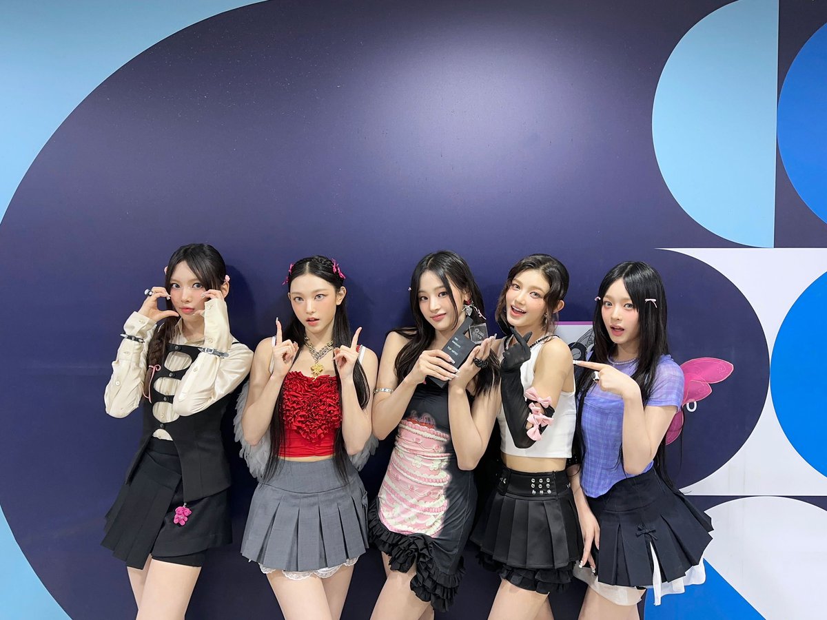 #SuperShy3rdWin untuk merayakan satu tahun kami? Bunnies, kalian luar biasa! 😆🖤 Kami selalu merasa bahagia untuk tampil di depan Bunnies, dan kami mendapatkan banyak energi untuk penampilan hari ini karena sorakan dari kalian! Terima kasih banyak, Bunnies. 🐰🩷*:･