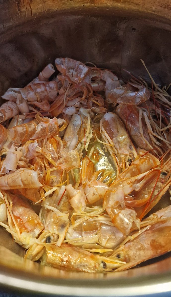 mamenflow's tweet image. ¿Vosotros tiráis las cabezas y pieles de las gambas?
Pues si las sofríes y luego las cueces unos 20 minutos, sale un caldito de lo más rico... 
#FlowTips