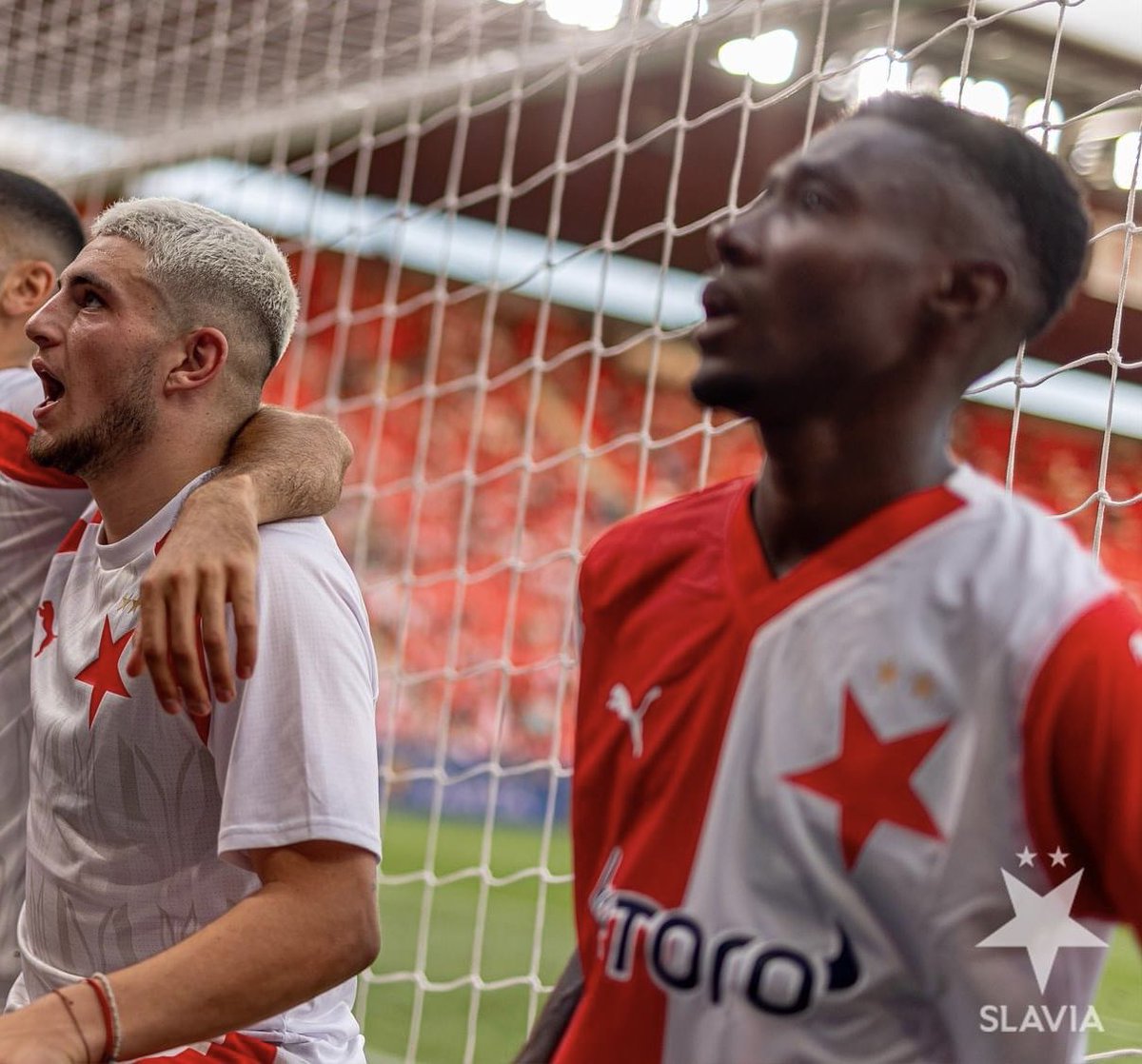 Záloha o průměru 174cm, na kterou je radost koukat.
Kombinace na malém prostoru, vyvážení míče, kontrolování tempa, průnikovky Christose 🤍❤️
Potřeba zpracovat na otáčení hry a bude to totální záloha