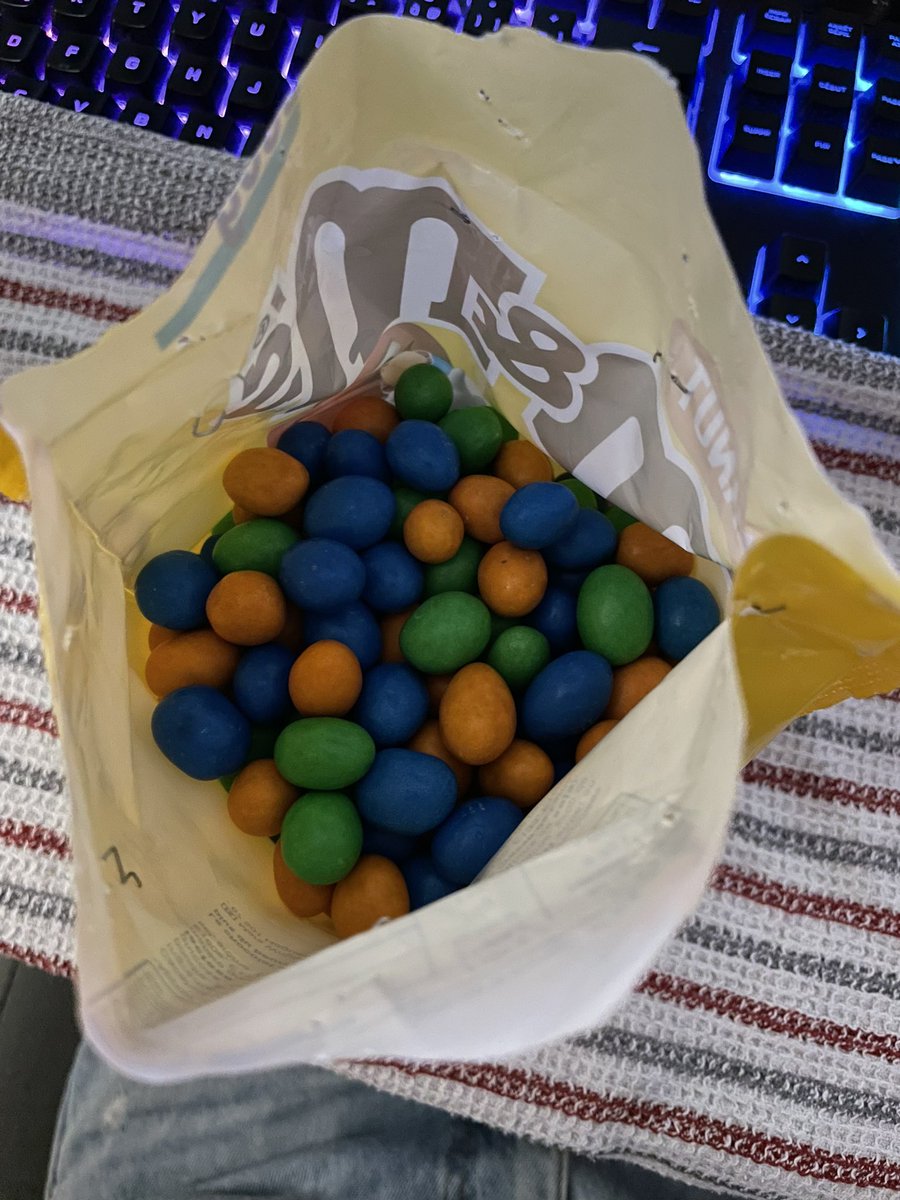 Donc là

T’as mon père qui a acheté 2 paquets d’M&amp;Ms, vidé les deux et rempli des bols par couleurs, pour ne prendre que les marrons/jaunes/rouge (ses préférés dans l’orde), me mettre les autres dans mon paquet puis refermé avec des agrafes.

On en est là 😶