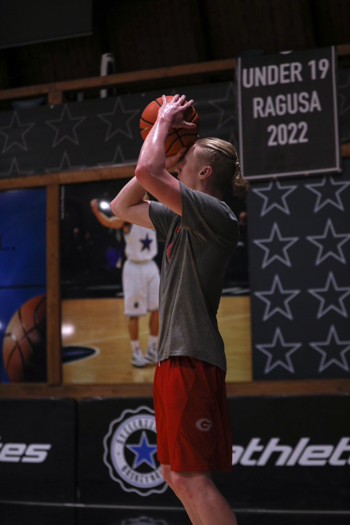 Getting ready for tipoff in Rome. 

#ForzaDawgs