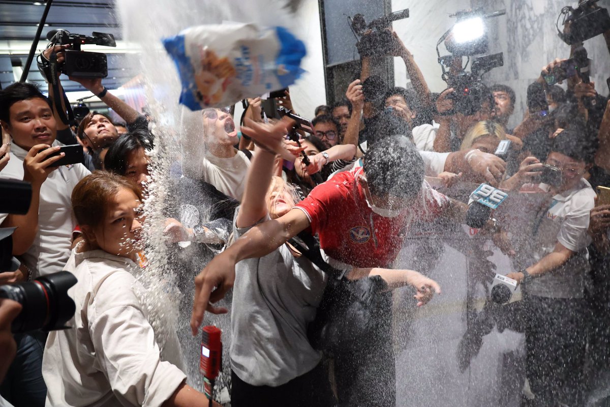 Dr_leelavadee's tweet photo. ไม่น่าใช่สิทธิ์และไม่น่าใช่เสรีภาพนะคะ พี่ลีว่าเราสามารถแสดงออกได้โดยไม่คุกคามบุคคลอื่น อยากให้แสดงพลังอย่างสร้างสรรค์ 

และต้องไม่ลืมนะคะว่า #เพื่อไทย ได้รับมอบหมายจาก 8 พรรคร่วม มาพูดคุยเพื่อเอาข้อมูลไปประชุมกับทีมงาน 8 พรรคร่วมต่อไป หลังจากนี้ก็รอฟังฝั่ง สว.ค่ะ https://t.co/7Sysx876lA