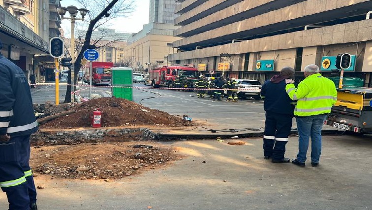 City Power in Johannesburg says it is waiting for emergency services to declare the city’s underground gas explosion site safe before it can begin the process of restoring power to the affected residential and business properties affected.

ow.ly/h5IY50PiYhb