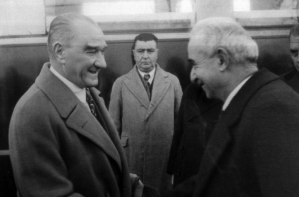 akademiktarihtr's tweet photo. Rauf Bey, Lozan Antlaşması'nın imzalanma aşamasında Türk heyetinin telgrafına cevap vermeyerek, antlaşmanın hükûmet tarafından onaylanmadığı intibaını uyandırmış ve İsmet Paşa'yı zor duruma düşürmüştü.

Gazi Mustafa Kemal, durumu haber alınca TBMM Reisi ve Başkumandan sıfatıyla derhal İsmet Paşa'ya destek telgrafı göndermişti.

İsmet Paşa'nın, kendisini rahatlatan o telgrafa cevabı ise şöyle olacaktı:

📌"Gazi Mustafa Kemal Paşa Hazretlerine

20.07.1923

Her dar zamanımda Hızır gibi yetişirsin. Dört beş gündür çektiğim azâbı tasavvur et. Büyük işler yapmış ve yaptırmış adamsın. Sana merbûtıyetim (bağlılığım) bir kat daha artmıştır. Gözlerinden öperim pek sevgili kardeşim, aziz şefim.

İSMET"