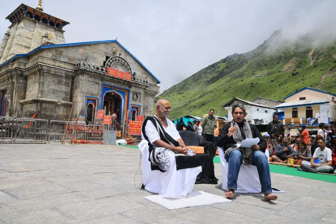 RoflGandhi_'s tweet photo. तिहाड़ी, तू देहरादून तक प्राइवेट जैट में जाता है, फिर वहां से प्राइवेट हेलीकॉप्टर में केदारनाथ पहुंचता है। फिर मंदिर परिसर में मंदिर की तरफ पीठ करके प्राइवेट चैनल के लिए शूटिंग करता है। 

लेकिन जब आम घरों के बच्चे पब्लिक ट्रांसपोर्ट से दर्शन के लिए जाते हैं और वहां कुछ तस्वीरें ले लेते हैं तो तू भड़क जाता है, उनके खिलाफ कैंपेन चलाता है। इसका एक ही कारण है कि तू और तेरा सेठ धर्म की ठेकेदारी कर सकें, बच्चे केदारनाथ की रील्स फ्री में चलाते हैं, लेकिन तेरा सेठ इस शो से 2-3 करोड़ का रेवेन्यू बनायेगा।

ऐशो आराम, लग्जरी और एकाधिकार की जो घिनौनी लत तुझे और तेरे नोएडा गैंग को लग चुकी है, उसका हिसाब यही आम घरों के बच्चे करेंगे, देखता जा।