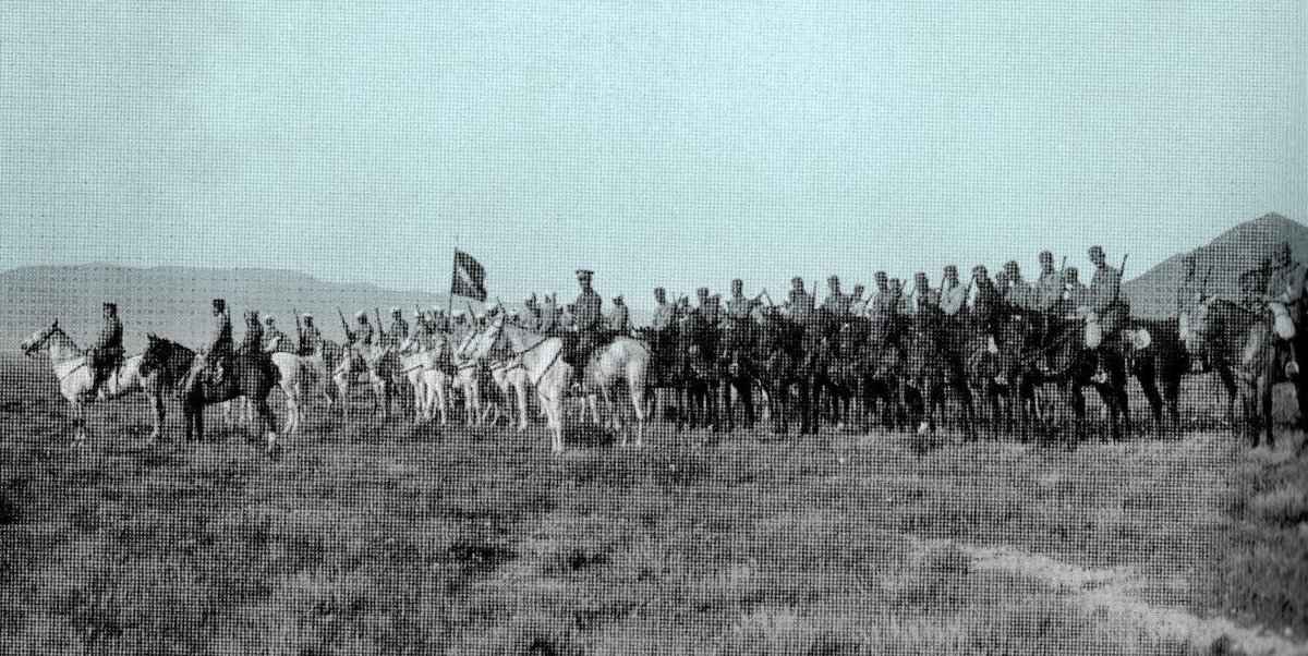 JoaqunRiveraCh1's tweet photo. 23 de julio de 1921. Más de 600 jinetes, la mayoría campesinos analfabetos cuyas familias no tenían las 2000 pesetas que costaba ser soldado de cuota y eludir el servicio en África, escucharon las palabras del jefe de la Plana Mayor de su Regimiento, el teniente coronel Fernando Primo de Rivera quien estaba al mando por haber caído el coronel Manella en la salida de Annual:

“¡Soldados! Ha llegado la hora del sacrificio. Que cada uno cumpla con su deber. Si no lo hacéis, vuestras madres, vuestras novias, todas las mujeres españolas, dirán que somos unos cobardes. Vamos a demostrar que no lo somos!”

Debían desalojar enemigos de unas laderas sobre el río Igan, para que una columna de supervivientes de Annual pudieran cruzar sin ser masacrados. Los escuadrones desplegaron en línea para cargar contra los fusiles y ametralladoras rifeñas.

La patria era de todos, pero solo la defendían los pobres. Aquellos muchachos, a los que les habían nombrado a sus novias y madres así como la palabra cobarde, se prestaron para cargar, y lo hicieron con dos cojones y el empuje de tener compañeros galopando a tu lado, lo hicieron con el ejemplo de sus jefes de Escuadrón a la cabeza.

Cargaron tantas veces como se les ordenó, las últimas cargas al paso porque los animales, heridos o reventados, ya no podían galopar. Cargaron los jinetes, el médico, los 3 veterinarios, los practicantes y la docena de chiquillos de la banda de cornetas del Regimiento.

El Regimiento dejó de existir, 526 hombres encontraron la muerte aquel día, realizando un gesto de generosidad supremo, porque nadie da más que quien da la vida por los demás. Se sacrificaron por sus compañeros, demostrando que el heroísmo de unos pocos puede salvar la vida de otros muchos.

Ninguna novia o madre pudo decir jamás que fueron unos cobardes.