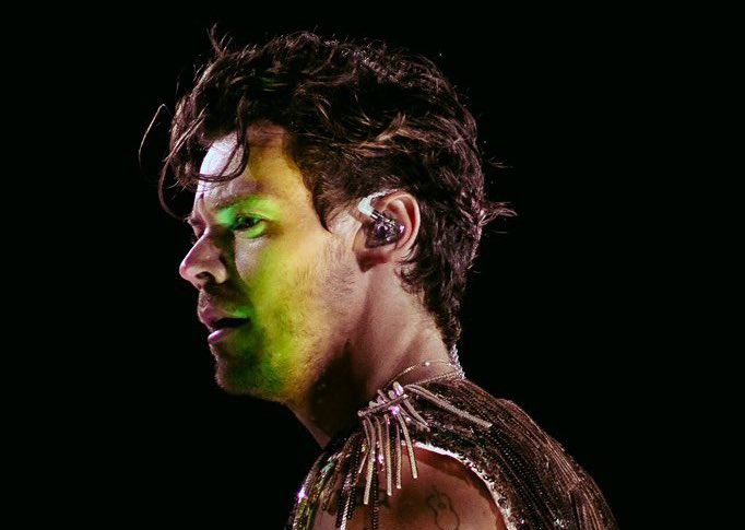 therealengie's tweet photo. Che poi l'amore se in fondo ci pensi è l'unico appiglio in un mondo di mostri. E tu lo descrivi in un modo pazzesco. Tu lo rinchiudi in un solo tuo gesto • #HarryStyles https://t.co/xQkjV7lrrJ