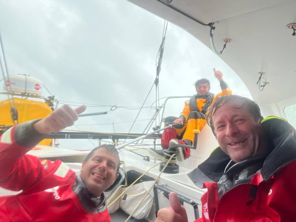 #RolexFastnetRace : 💬 «  On a passé le plus fort de la baston. Dans la bataille, on a perdu nos aériens, mais c’est un moindre mal au vu des conditions meteo. 
La côte anglaise est fidèle à sa réputation. On est au taquet », Manu sur le #class40 @Edenred.

#dreamteam #edenred