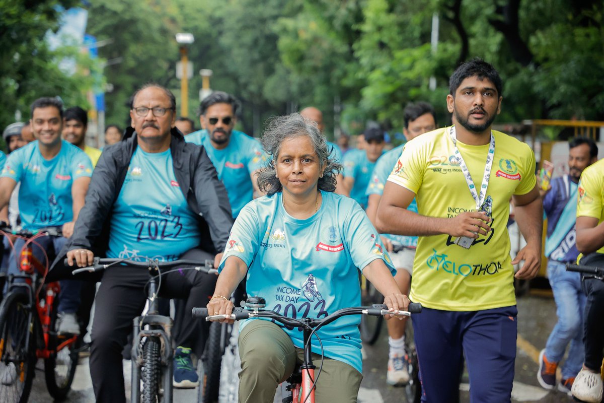 IncomeTaxMum's tweet photo. Celebrating IT Day 2023, a cyclothon was held by the IT Dept. Mumbai. The event saw participation of over 300 officers/officials of the Dept. Pr. CCIT, Geetha Ravichandran along with @SunielVShetty , @vickykaushal09  and @AyonikaPaul  flagged off the event. @IncomeTaxIndia https://t.co/xGrjVB3GmE