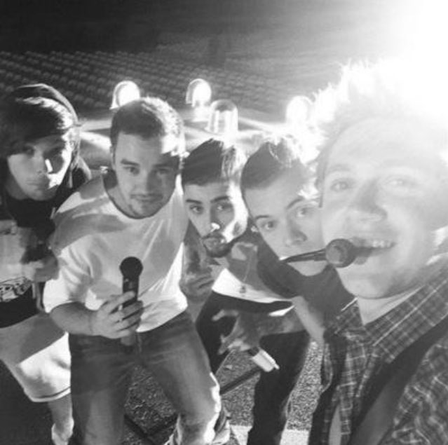 me_support_1D's tweet photo. The boys are home. A very special home. #13YearsOfOneDirection https://t.co/6SSy5udU8O