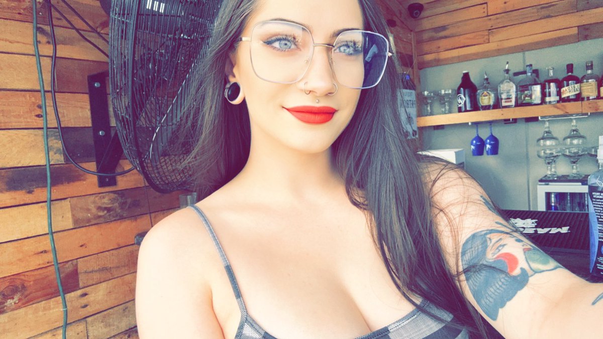 ittybitty1222's tweet image. New job 🍸 
New me 🫶🏻