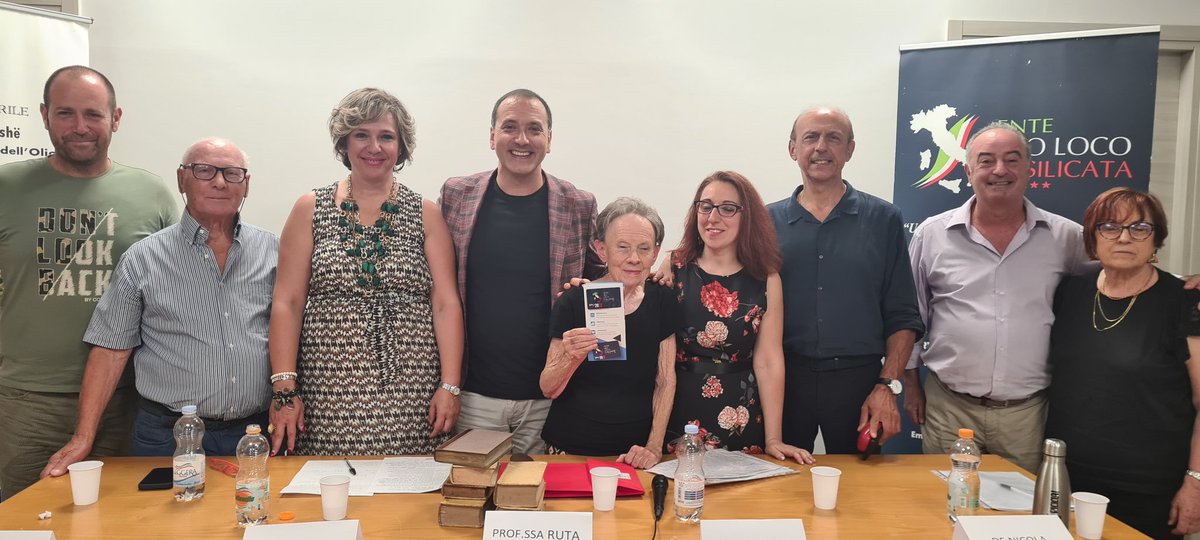 prolocobas's tweet image. A 110 anni dalla nascita del Capitano di Cavalleria Paolo Ruta nato a #Barile la #ProLocoBarile con il #Comune e il Club #Unesco del #Vulture ha ricordato la figura dell&apos;illustre lucano. Alla figlia Annabella Ruta consegnata la #tesseradelsocio onoraria #Epli #ProLocoBasilicata