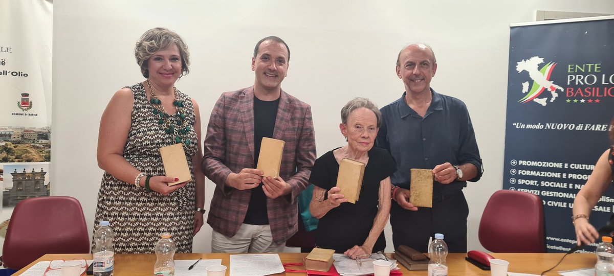 prolocobas's tweet image. A 110 anni dalla nascita del Capitano di Cavalleria Paolo Ruta nato a #Barile la #ProLocoBarile con il #Comune e il Club #Unesco del #Vulture ha ricordato la figura dell&apos;illustre lucano. Alla figlia Annabella Ruta consegnata la #tesseradelsocio onoraria #Epli #ProLocoBasilicata