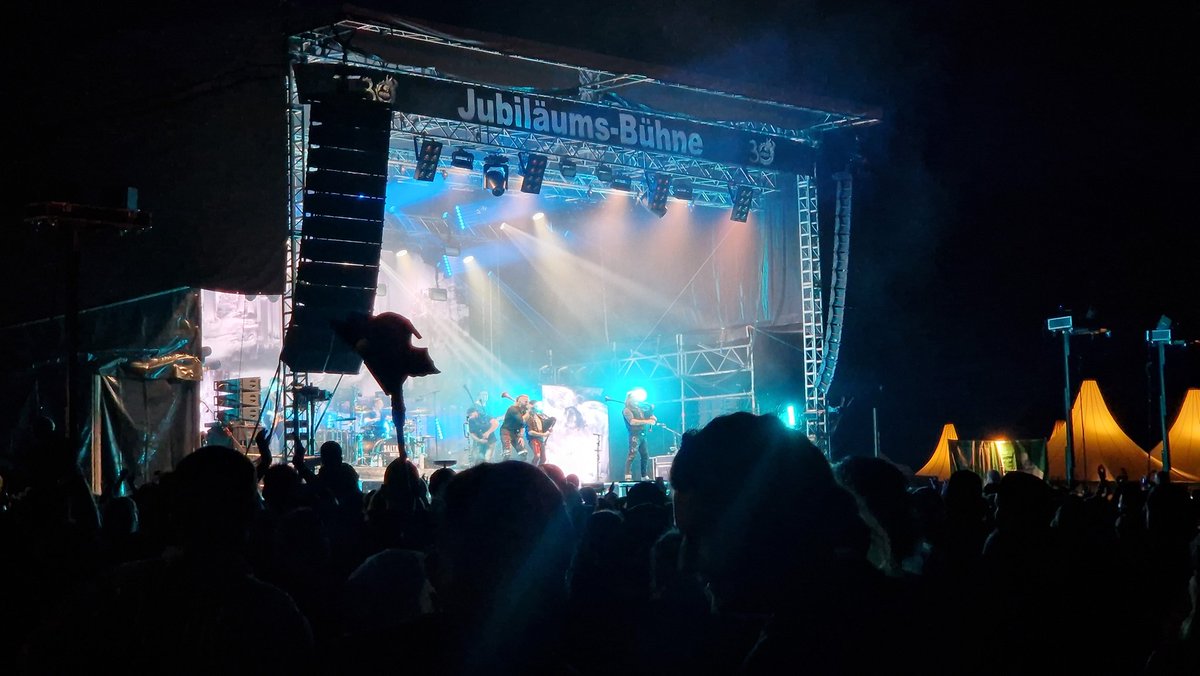 Der 1. Tag des MPS (Mittelalterliches Phantasie Sprektakulum war einfach toll. Das Konzert von <a href="/metundmiezen/">Feuerschwanz</a> und <a href="/saltatiomortis/">Saltatio Mortis</a> war einfach überragend 🤟😁 Dies war allgemein betrachtet mein 2. Konzert und es war einfach eine tolle Erfahrung! Trotz Regen gerockt 🤗