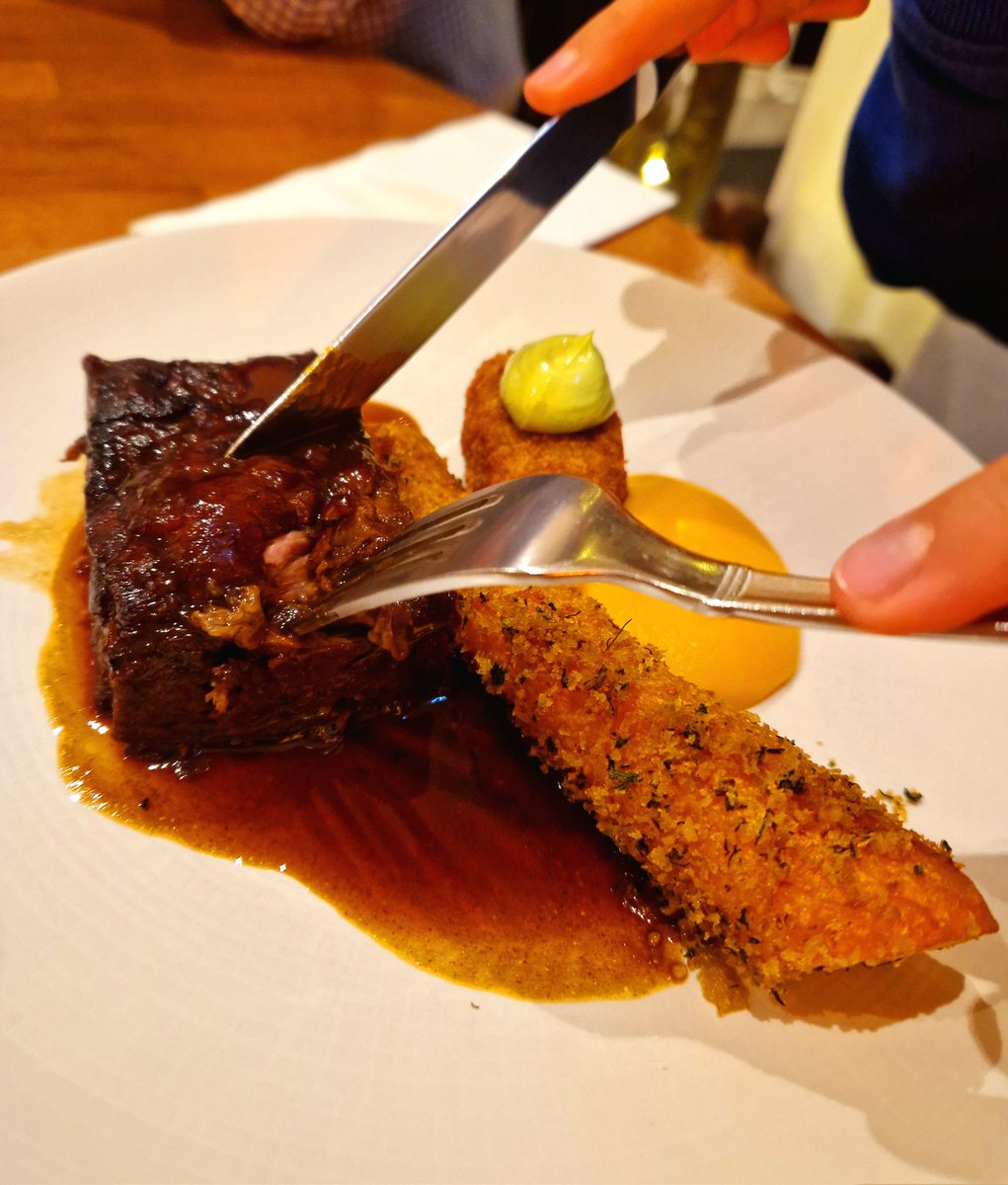 See that Crispy Buffalo Chicken w @VelvetCloud_ie Labneh, Mount Temple Short Rib Beef &amp; White Chocolate Parfait w Pistachio Ice-Cream?

That's the dinner of my 13yo food loving dining companion last night

As a result, he wants to move to Sligo, or the Chef move to Drogheda 🥰