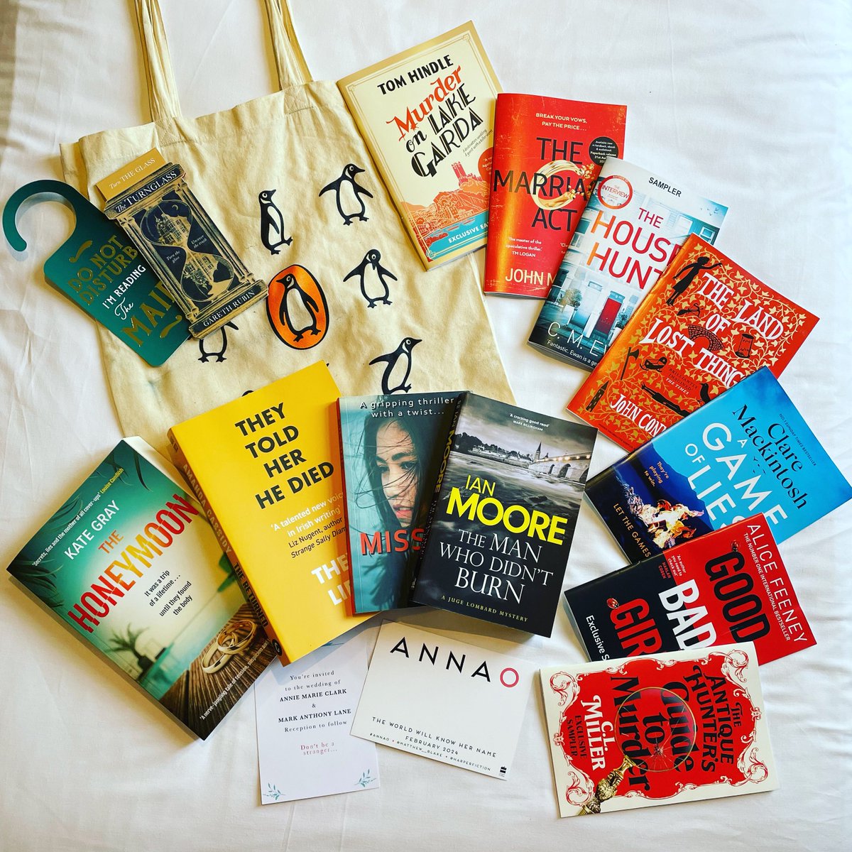 🚨GIVEAWAY!🚨

So I wasn’t able to get an extra tote bag, but I couldn’t not bring you a #NotAtHarrogate #giveaway 😄

To win all of this, incl. samplers, bookmarks, a Penguin tote and FOUR books:

📕Follow me (&amp; stick around!)
📗RT
📘Tag pals

UK only, closes 23:59, 27/07.