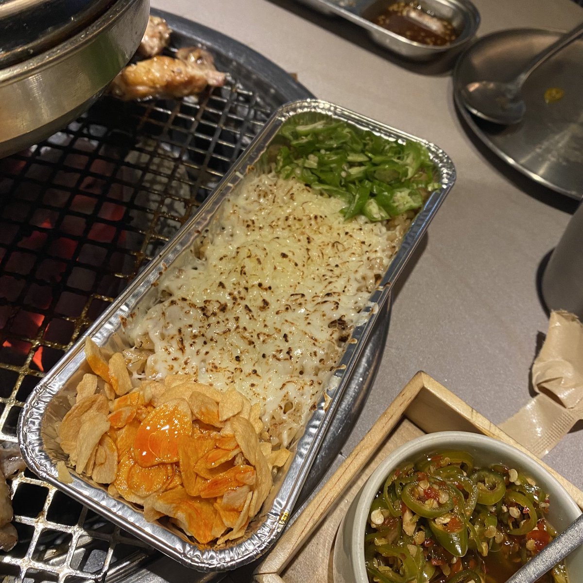 성수 송계옥) 숯불에 신선한 닭고기를 구웠는데 맛이 없을리가! 밑반찬이랑 소스도 훌륭한데다 식감과 뉘앙스가 다른 부위를 순서대로 구워주어서 먹는 내내 재밌더라. 함께 간 아빠 왈 “이렇게 닭고기를 맛있게 먹은 건 처음이다”