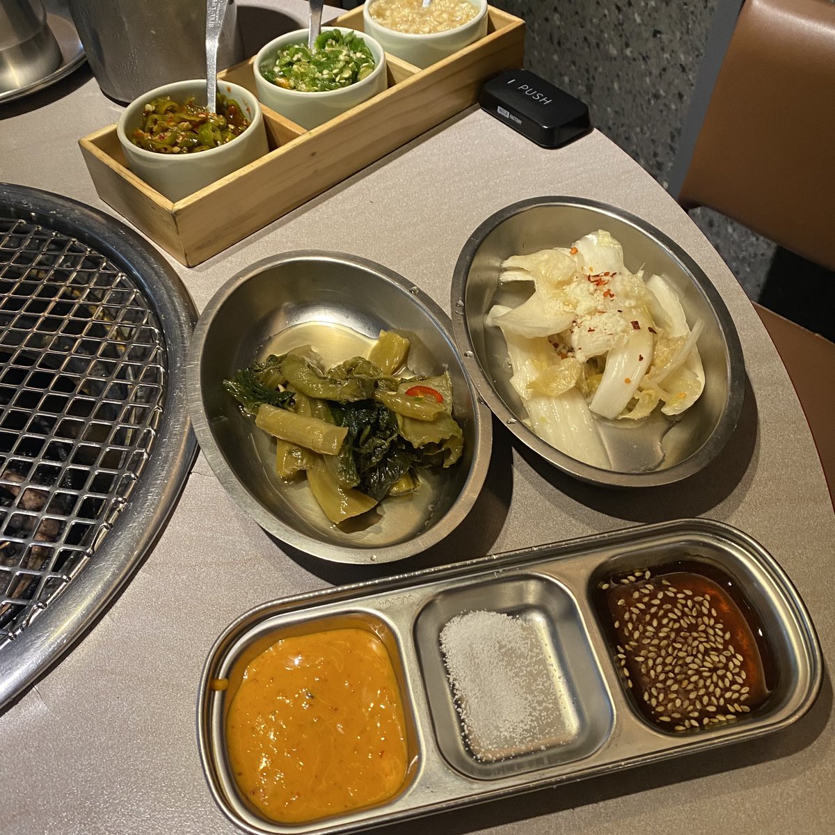 deurideuri_'s tweet photo. 성수 송계옥) 숯불에 신선한 닭고기를 구웠는데 맛이 없을리가! 밑반찬이랑 소스도 훌륭한데다 식감과 뉘앙스가 다른 부위를 순서대로 구워주어서 먹는 내내 재밌더라. 함께 간 아빠 왈 “이렇게 닭고기를 맛있게 먹은 건 처음이다” https://t.co/ehMrHxdP6K