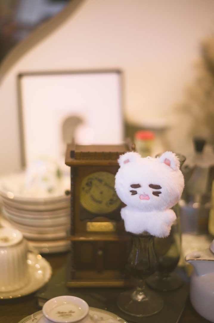hyunzzinge's tweet photo. @: 현찡사진 올려도될까요?
                                      뭐래?
현찡이 사진 올릴까?
                                        웅
현찡이 사진 올려주세요
                                   현찡이 사진
                                  마니 쥬세요!!!
(귀엽다는듯이 웃기) https://t.co/sGE45vc0fF