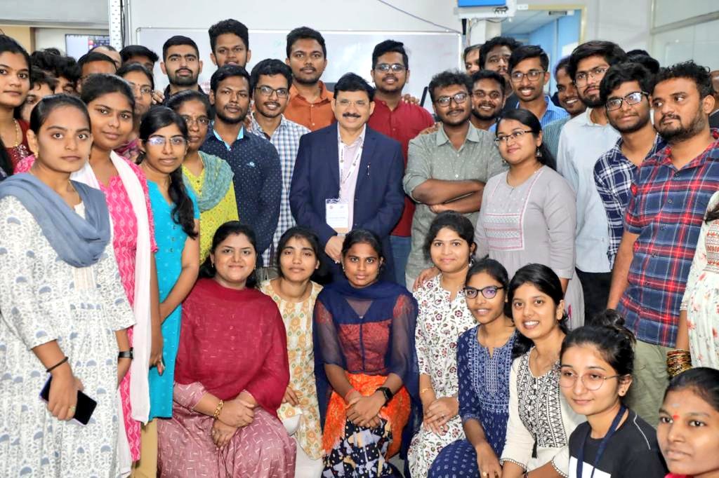 Interacted with the bright students of @iitmadras who developed the 5G testbed. It was heartening that majority of them were girls. #NariShakti