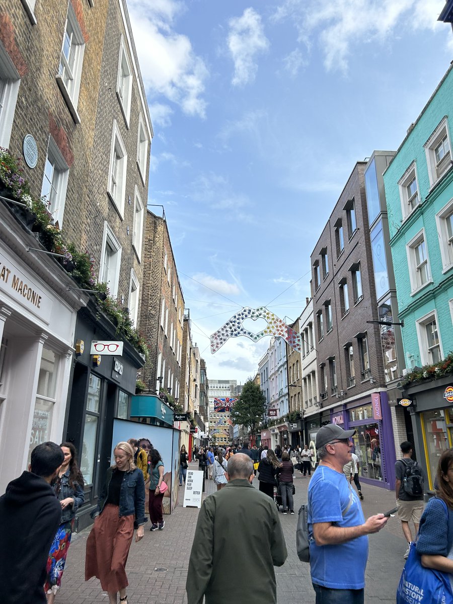 LondonSummerUM's tweet photo. In Brighton, we decided to explore the beaches, restaurants and endless shops.

✍️Darby Speno

#england #umiami #miami #london #brighton #londonabroad #londonsummer #abroad #shopping https://t.co/31JuFX8TUd