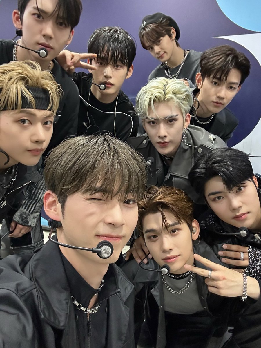 _𝗭𝗘𝗥𝗢𝗙𝗢𝗖𝗨𝗦

In Bloom 2주 차 활동 종료💙 이번 주도 쉬지 않고 제로베이스원과 함께 달려줘서 고마워요 제로즈🌹 다음 주도 잊지 말고 제로베이스원 하기로 약속!

#ZEROBASEONE #ZB1
#제로베이스원
#YOUTHINTHESHADE #InBloom
#ZEROBASEONE_InBloom