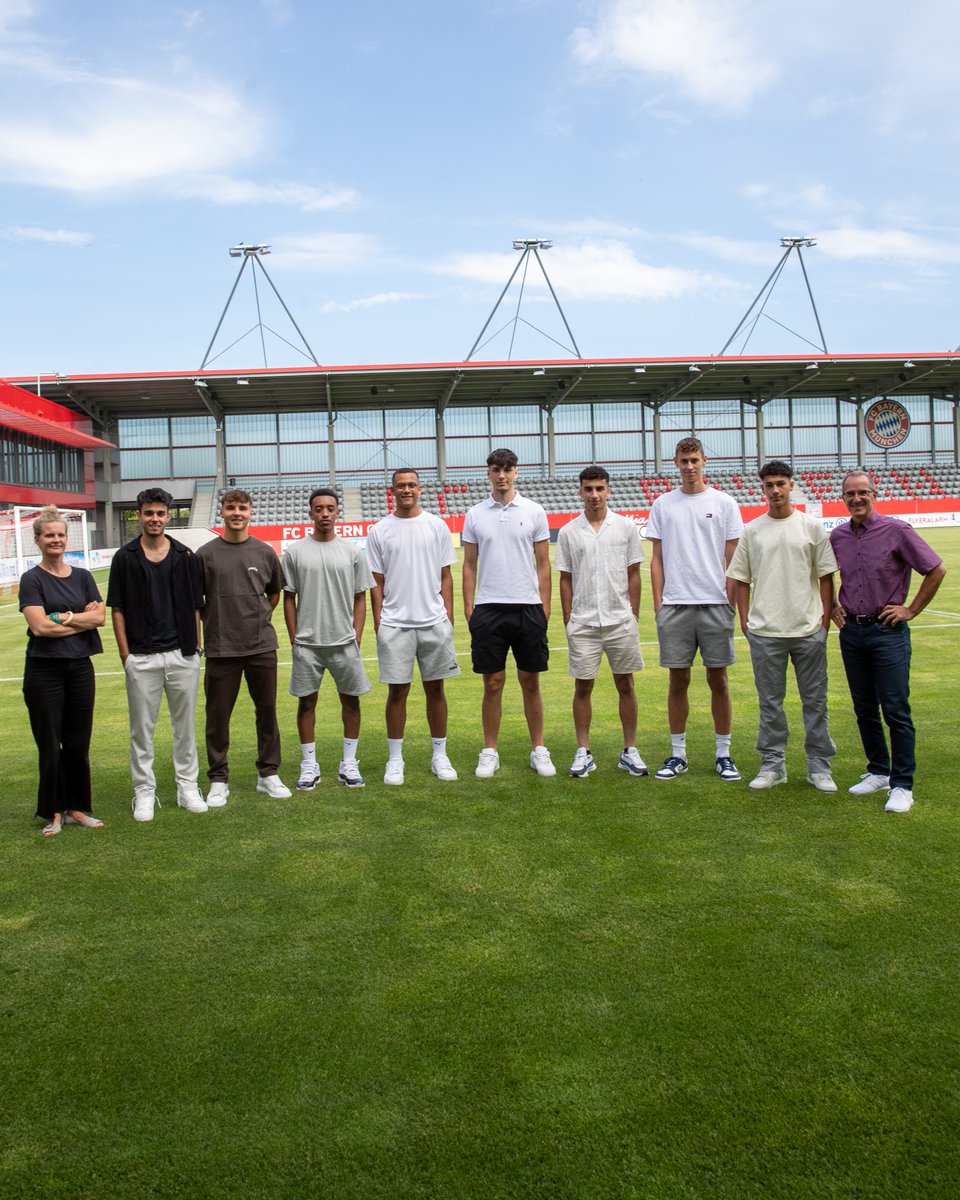 Glückwunsch, Jungs! 👏 

12 Jugendspieler der vergangenen Saison haben dieses Jahr erfolgreich ihre Abiturprüfungen bestanden. 👨‍🎓 

Mehr Infos 👉 fcbayern.com/CampusAbi23

#FCBayernCampus #FCBayern #MiaSanMia