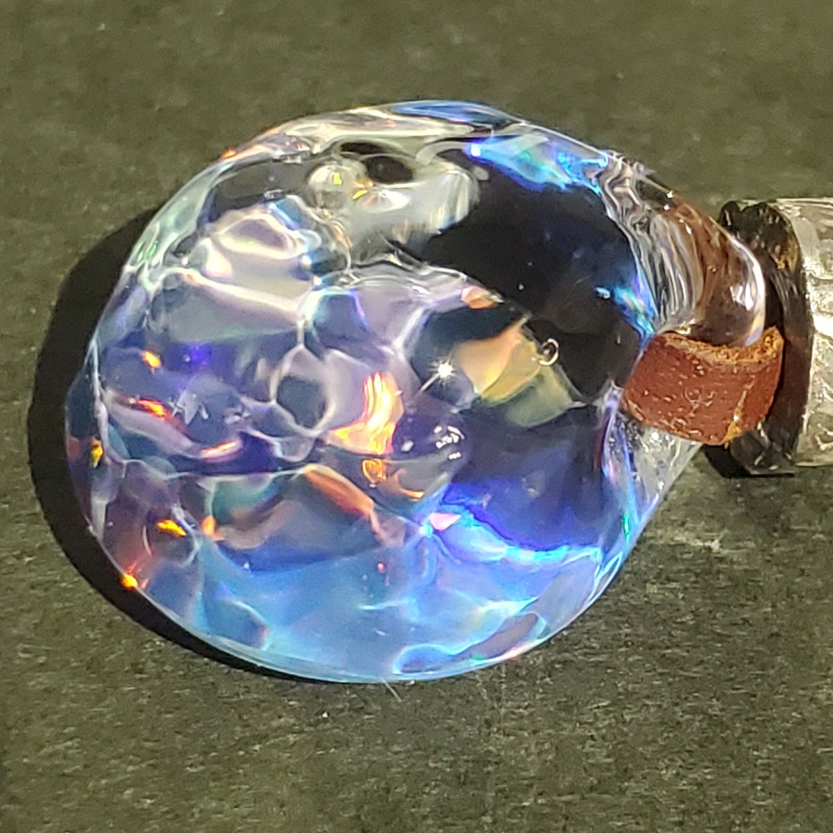 silverFumuFumu's tweet photo. 星の欠片ツインズ
昨日のを角度を変えて撮影しました。
見る角度でいろんな光方をするのです。
脳がバズりそうです。
来月にならないと作れない。
明日は岡山に展示行ってきます。 https://t.co/6NCkMCzBHH
