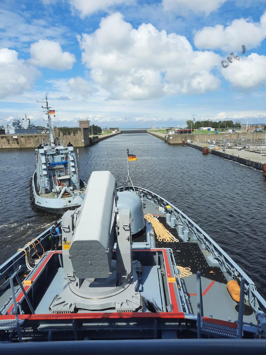 Com1DEUCorvSqn's tweet photo. Lange nichts von #Korvette MAGDEBURG gehört?
Nach langer Instandsetzung, Re-Fit der Navigationsanlagen & Einrüstung für #SEAFALCON hat sie diese Woche die ersten Meilen gemacht.
Die DELTAS sind zurück an Bord & freuen sich auf die Einsatzausbildung mit ihrem Schiff + Drohnen. https://t.co/cIKvtrKsNc
