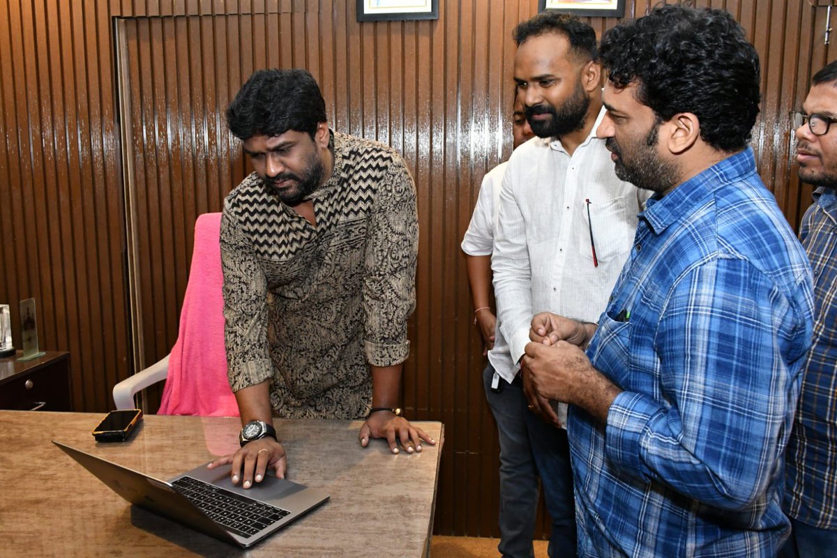 talasani_sai's tweet photo. గౌరవ బీఆర్ఎస్ పార్టీ వర్కింగ్ ప్రెసిడెంట్ మరియు మంత్రివర్యులు కేటీఆర్ గారి పుట్టినరోజు సంధర్భంగా NRI చాడ సృజన్ రెడ్డి ఆధ్వర్యంలో ప్రత్యేకంగా రూపొందించిన జయహో రామన్న సాంగ్ ను ఆవిష్కరించడం జరిగింది. https://t.co/Kxd1eRVuOa