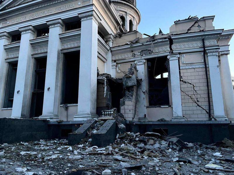 RU barbarians attacked 1 of Ukrainian jewels - Odesa again. Main XVIIIcent. Cathedral of the city is destroyed along with other historic buildings. People killed & wounded. RU terrorism against UA should be punished by immediate add.sanctions. More airdefense for UA protection.