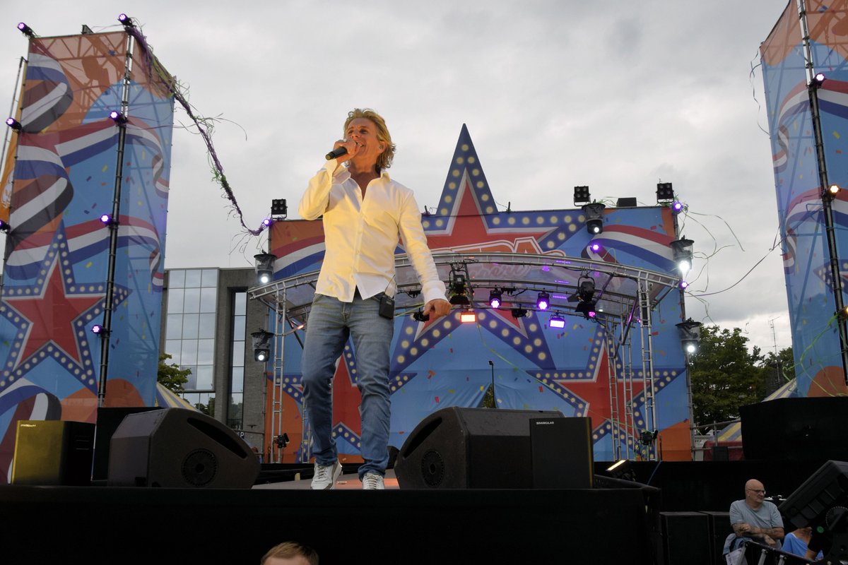De foto's van het Grandioze optreden van <a href="/schuurmansrene/">rene schuurmans</a> <a href="/melisound/">Meli Sound</a> bij Breda in Concert staan in mijn fotoalbum ! Wat een gezelligheid weer met René !! jeanne-mathijssen.magix.net/alle-albums/!/…
