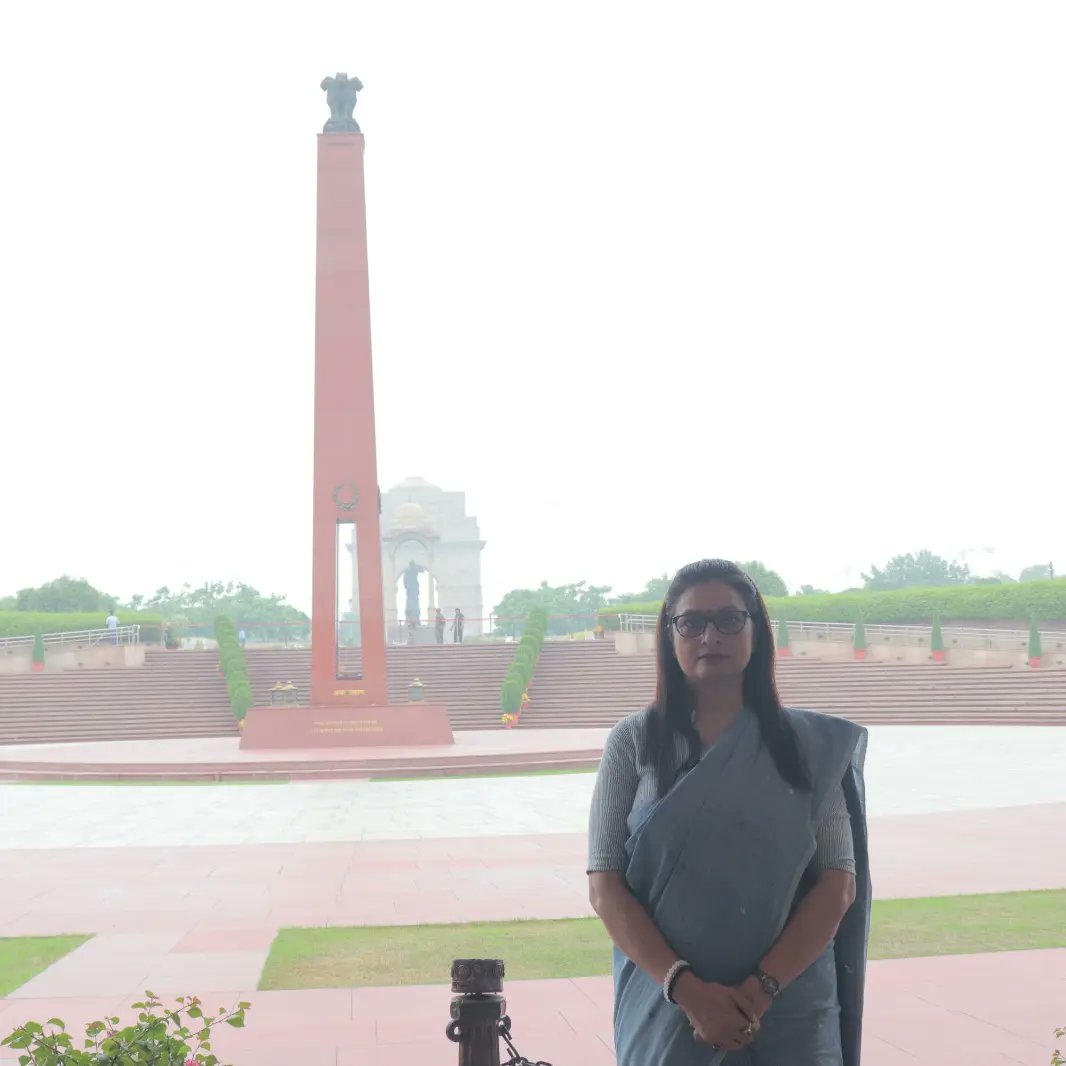 GulmoharMaitri's tweet photo. मौन बलिदानियों के सम्मान से पहले,
नमन हर शहीद को,हाजिरी उस दर पर,
जहां हमारे शौर्य-बलिदानों का अखंड लौ जगमगाता है ।
वीर नारी सम्मान समारोह से पहले गुलमोहर मैत्री की सचिव मंजू सिन्हा द्वारा राष्ट्रीय युद्ध स्मारक पर श्रद्धांजलि।
#VeerNari #VNSS #1971War #NeverForget1971 https://t.co/uPXiM4eVub