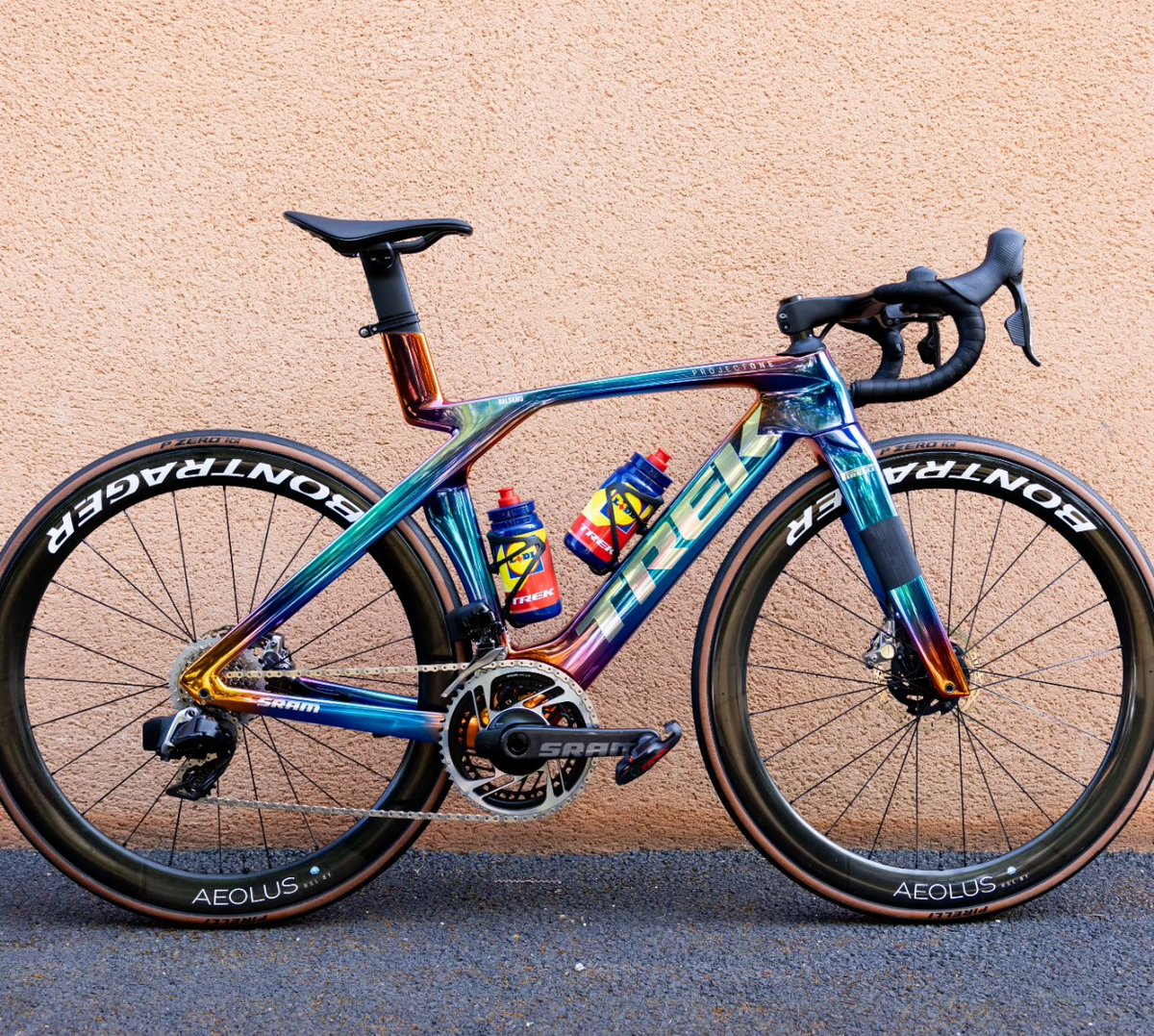 Elisa_balsamo's tweet photo. Ladies and gentlemen: my UNICORN bike 🦄 for Le Tour de France 🟡

Here's my new Project One ICON for #TDFF2023... the Chroma Ultra-Iridescent and isn't it beautiful?! https://t.co/W2sCz5ULee