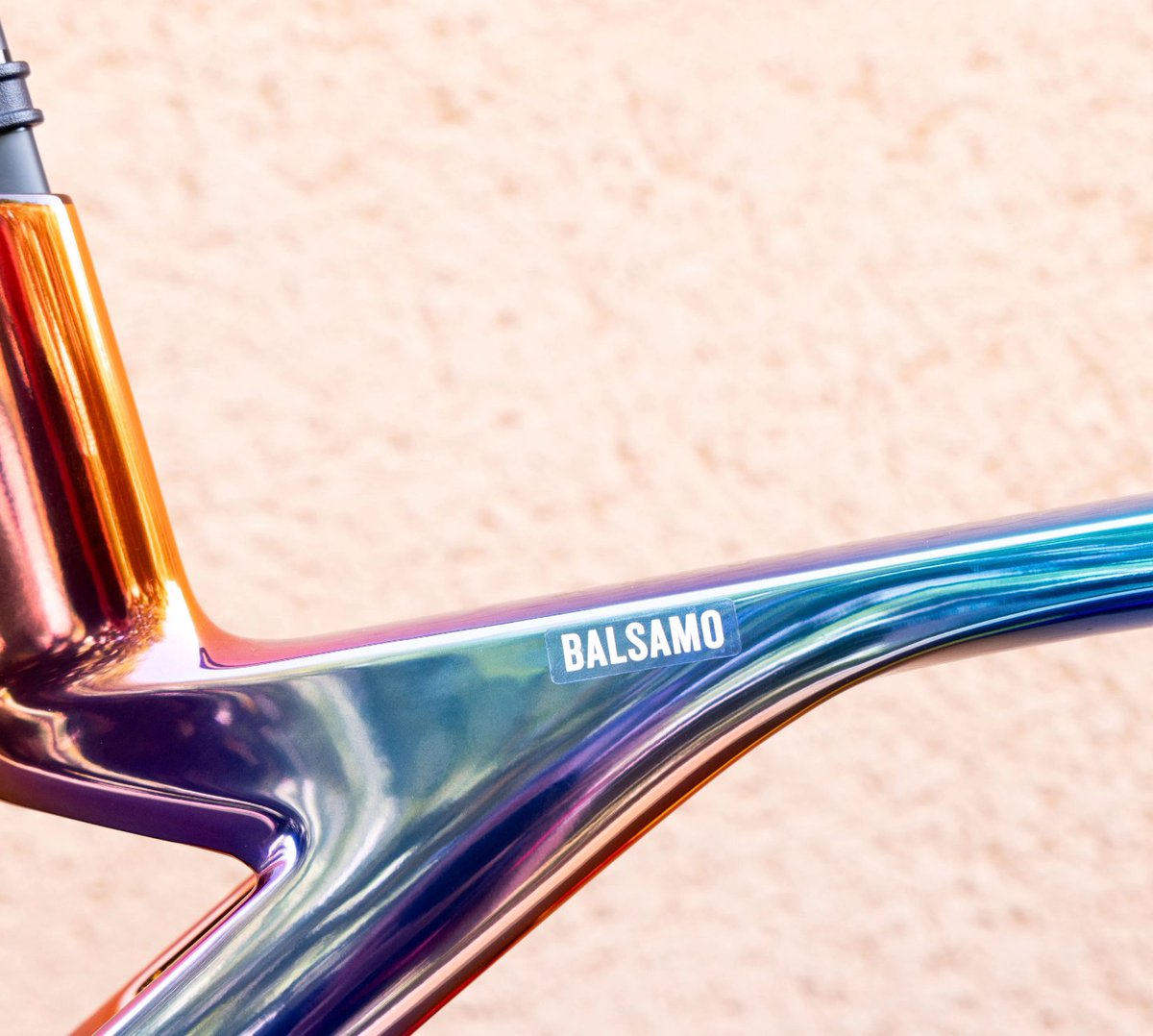 Elisa_balsamo's tweet photo. Ladies and gentlemen: my UNICORN bike 🦄 for Le Tour de France 🟡

Here's my new Project One ICON for #TDFF2023... the Chroma Ultra-Iridescent and isn't it beautiful?! https://t.co/W2sCz5ULee