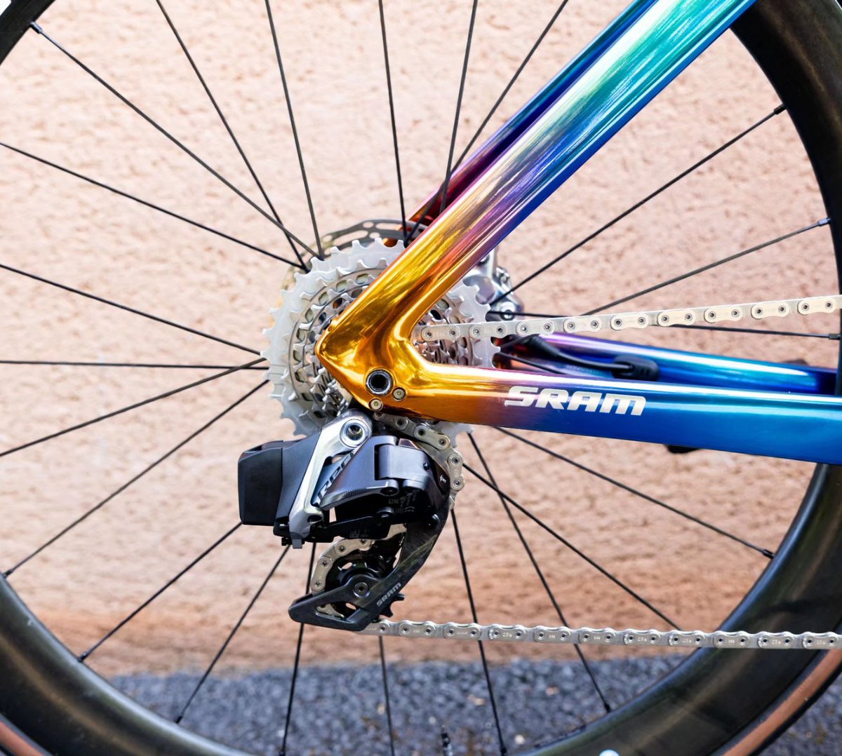Elisa_balsamo's tweet photo. Ladies and gentlemen: my UNICORN bike 🦄 for Le Tour de France 🟡

Here's my new Project One ICON for #TDFF2023... the Chroma Ultra-Iridescent and isn't it beautiful?! https://t.co/W2sCz5ULee
