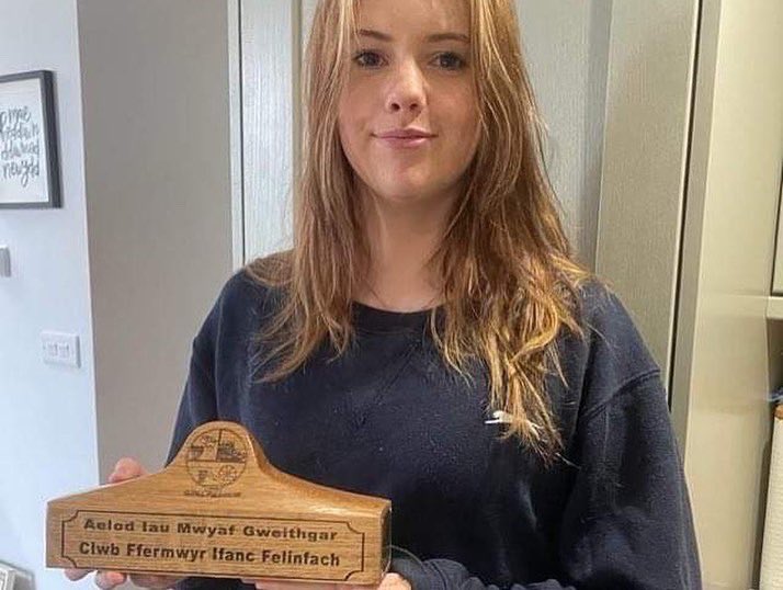 CFfIFelinfach's tweet photo. Yn ein cyfarfod blynyddol nos Lun gwobrwyd y canlynol yn Aelod Hŷn a Iau mwyaf gweithgar y clwb. 

Aelod Iau - Erin Davies 
Aelod Hŷn - Mared Jones ac Alaw Jones https://t.co/pkuS9sM15L