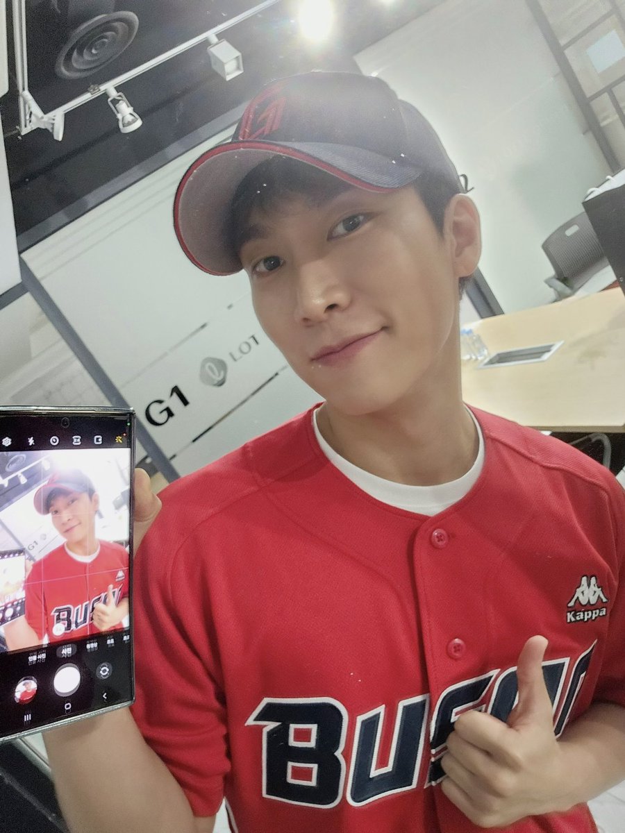 OFFICIALBTOB's tweet photo. [📸] 230723 @ #롯데자이언츠 #부산워터페스티벌 시구

롯데 사직구장에 은광 등장 - !
뜨거운 여름 멜로디에게 시원함을 던진 은광의 시구⚾️
롯데 자이언츠 앞으로도 응원하겠습니다🩵

#비투비 #BTOB
#서은광 #SEO_EUNKWANG https://t.co/qJqxJnqvtZ
