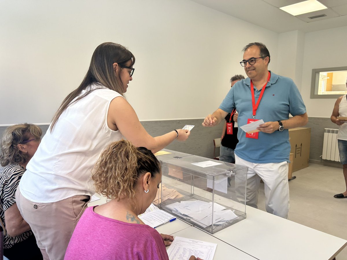 Acabo de ejercer mi derecho al voto en mi colegio de #Leganés. Con ilusión y convencido de la victoria de <a href="/sanchezcastejon/">Pedro Sánchez</a> <a href="/PSOE/">PSOE</a> 

Hoy es un día muy importante para España ❤️ votamos el modelo de país que queremos.

Gracias siempre a mis vecinos y vecinas por su cariño.