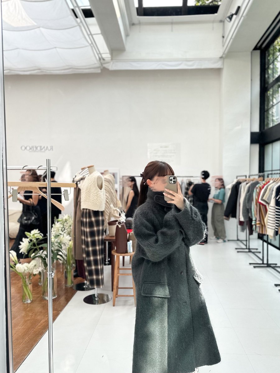 xqueen___a's tweet photo. RANDEBOO 2023AW展示会へ☃️🍁🍂
シンプルさの中ににランデブーらしさの溢れるアイテムがたくさんで、ぜんぶ欲しくなりました🤍🤍ふわふわのコートがめちゃくちゃかわいい... https://t.co/sVOZtdumm3
