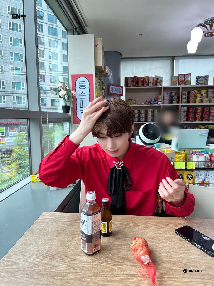 blckpnksn's tweet image. how to crack an egg 🥚  #SUNOO