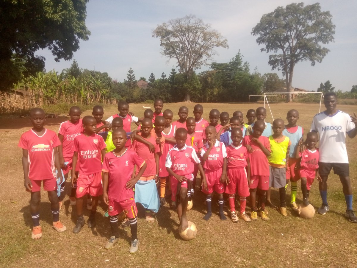 SamuelS09957210's tweet photo. Som family is growing everyday thx Dear God for the help and good people u adding on each day🙏🙏🙏
#Godfirstatsomfootballacadamy
Our Community we are here for you bring yo child for the good future https://t.co/kikZ0O18sS