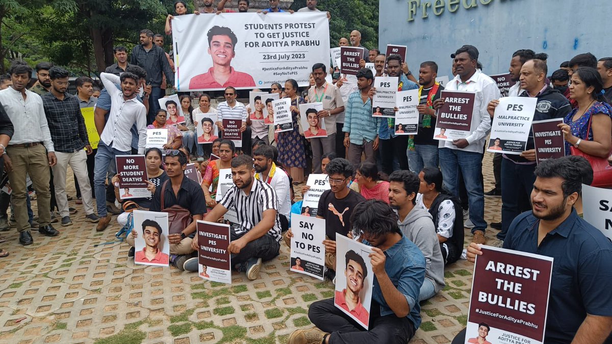 RishikaKashya19's tweet photo. Several students from across the city gathered to demand #justiceforadityaprabhu 
Police investigating the suicide have admitted that the college management is at fault for not supervising the youth 
@St_Brosephs @navya_shenoy_ @justice4aditya https://t.co/Ce3dsfbl5d
