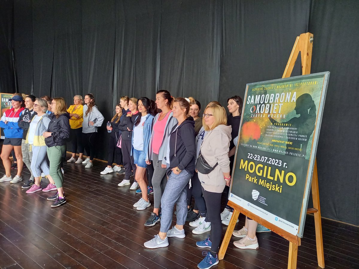 WCRInowroclaw's tweet photo. SAMOOBRONA KOBIET ZAUFAJ WOJSKU w Mogilnie 💪2️⃣ dzień 
Szef Wojskowego Centrum Rekrutacji rozpoczął pierwszy dzień szkolenia dla Pań,  odczytany został list Ministra Obrony Narodowej ‼️
#SamoobronaKobiet 
#wojskopolskie
🪖🇵🇱🥊 https://t.co/mQVCqk6zR6