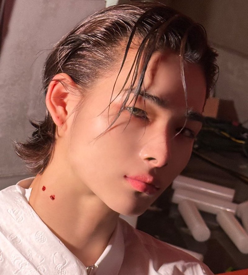 NI_KISTUDIO's tweet photo. HIS VISUAL IS INSANE #NI_KI #니키 https://t.co/T4hh8s9T6Q