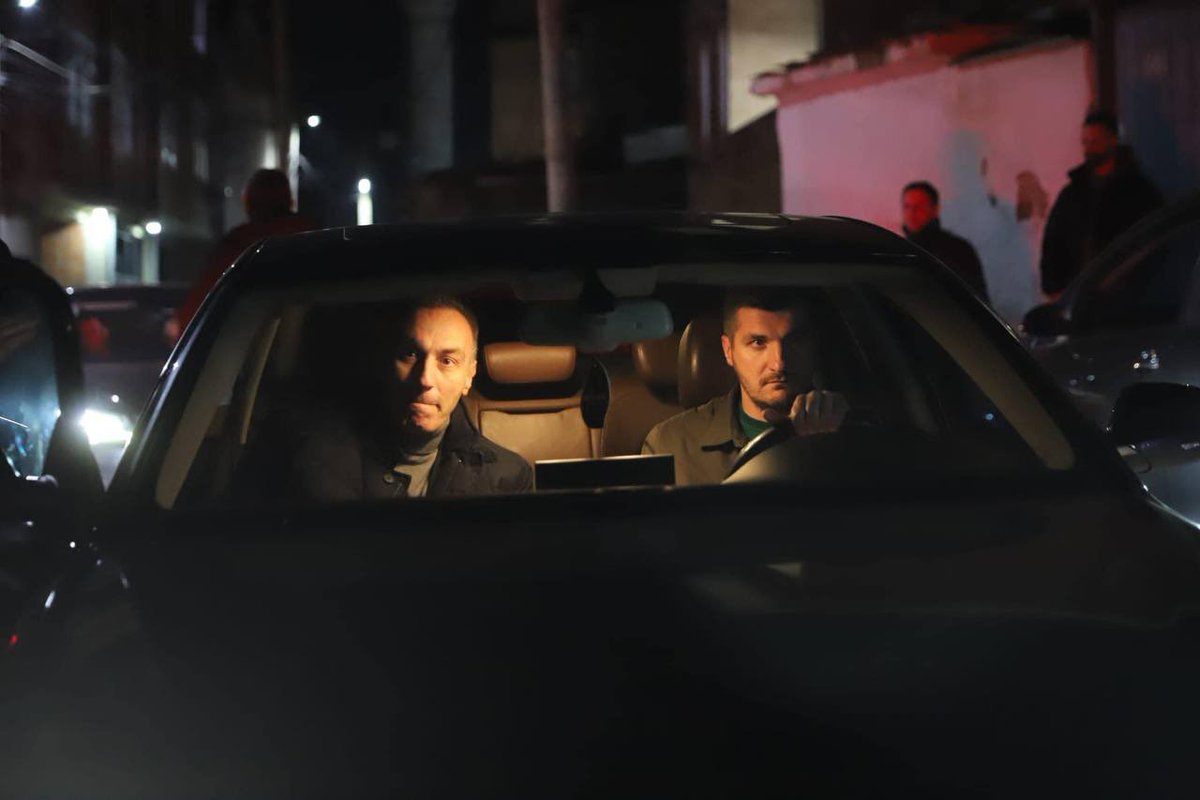 слика 1 : Внатрешноста на Аудито е кафеава боја на вратата. {29.08.2020}

слика 2 : Артан Груби и Омер Буњаку со Ауди со флешери напред и кафеава боја ентериер. 
{27.02.2023}

Омер Буњаку прет на ФК Шкупи и советник на Артан Груби.