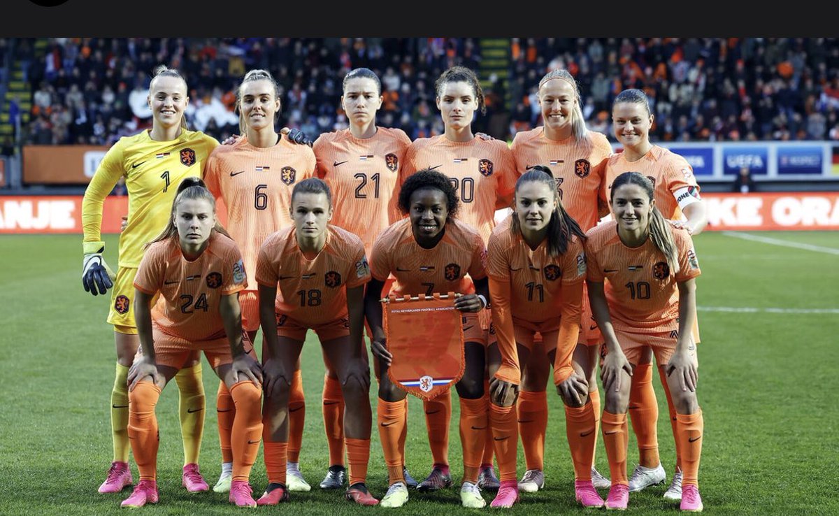 Nederland, houd je adem in, want we gaan voor een overtuigende 3-0 zege. Laat de Leeuwinnen hun klasse tonen en de fans in extase brengen. 

#NEDPOR #vrouwenvoetbal @Anoukhoogendijk 
#oranjeleeuwinnen 
#oranjevrouwen 
#oranjedames